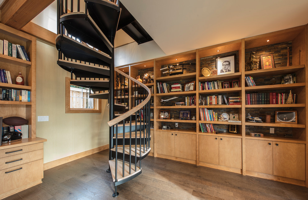 Свежая идея для дизайна: винтовая лестница среднего размера в стиле неоклассика (современная классика) с деревянными ступенями без подступенок - отличное фото интерьера