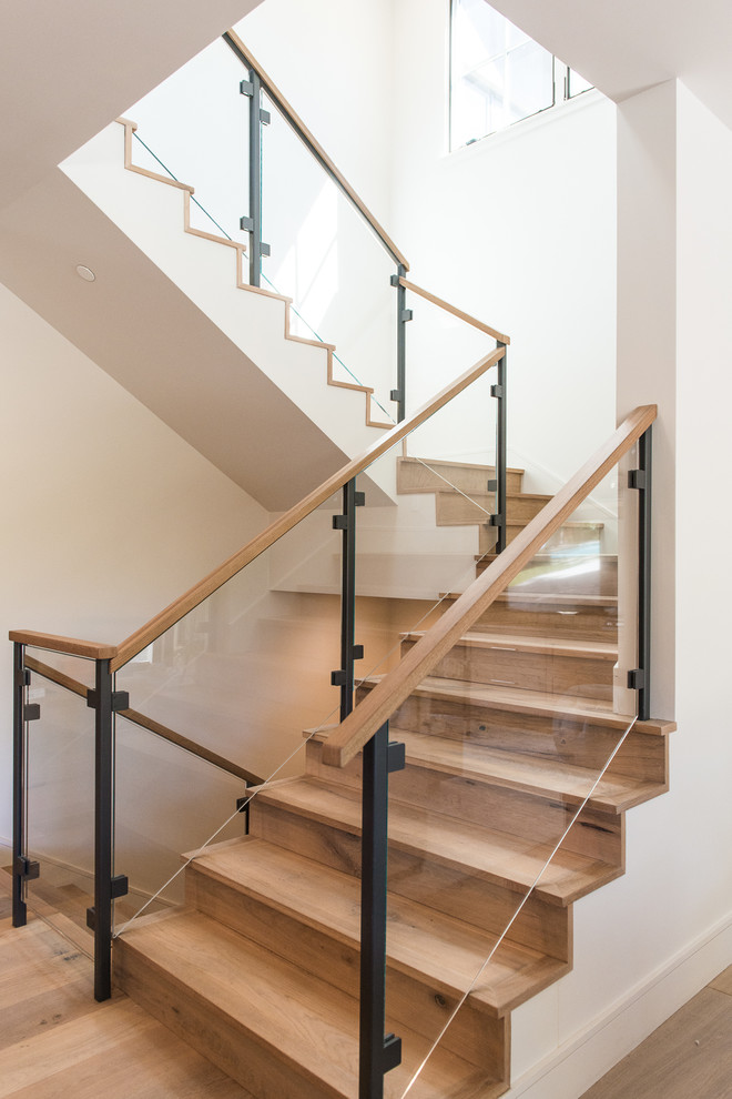Exemple d'un grand escalier chic en U avec des marches en bois, des contremarches en bois et un garde-corps en matériaux mixtes.