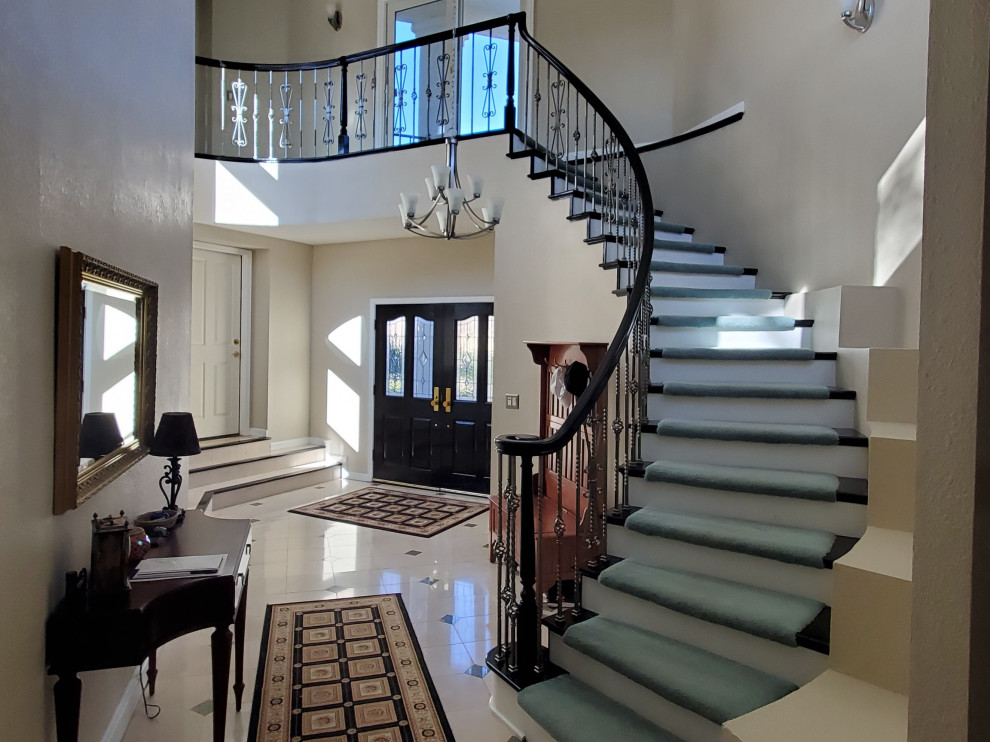 Gewendelte, Mittelgroße Moderne Treppe in Houston