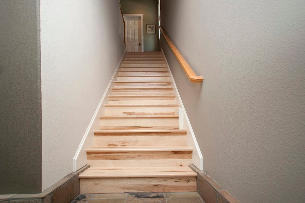 Cette image montre un escalier droit rustique de taille moyenne avec des marches en bois et des contremarches en bois.