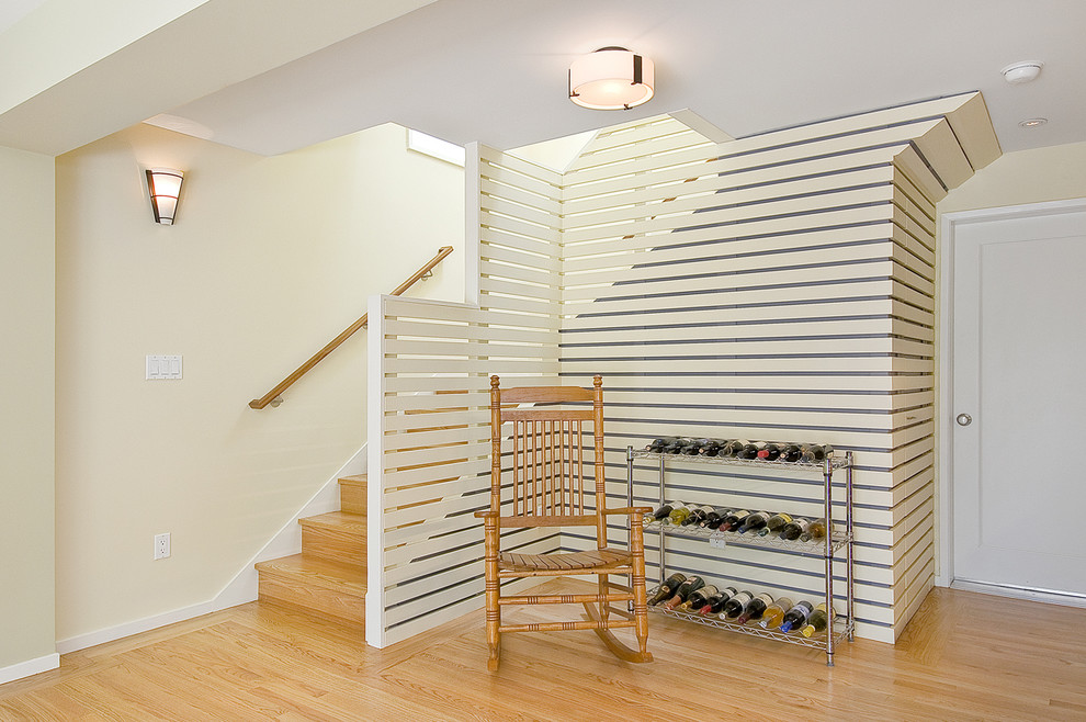 Inspiration pour un escalier design avec des marches en bois, des contremarches en bois et éclairage.