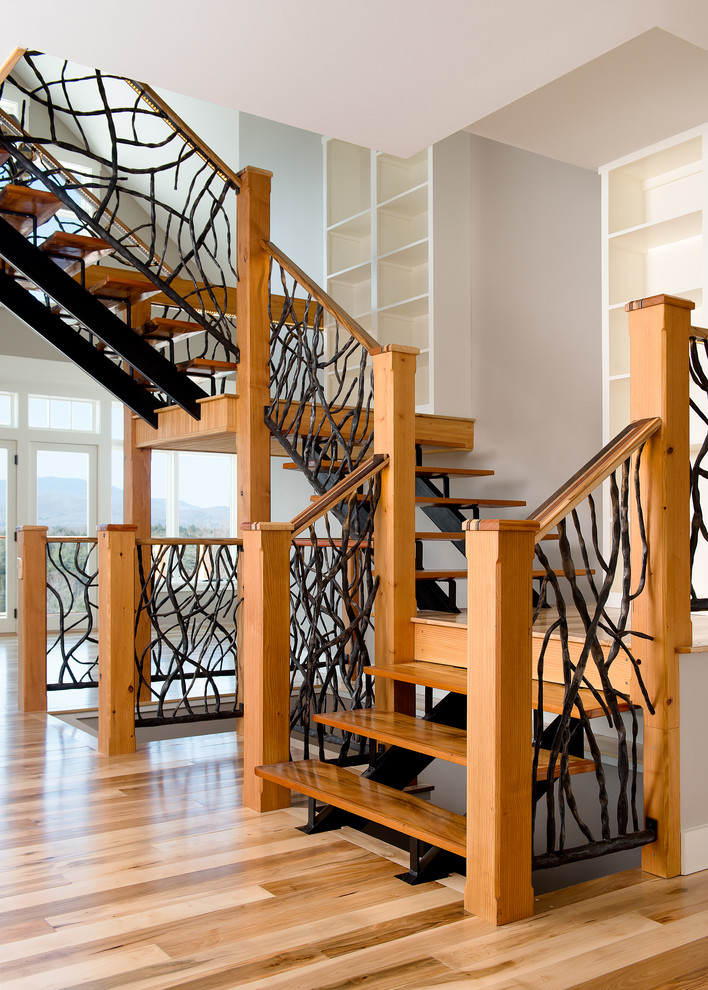 Idée de décoration pour un escalier chalet en U de taille moyenne avec des marches en bois et des contremarches en métal.