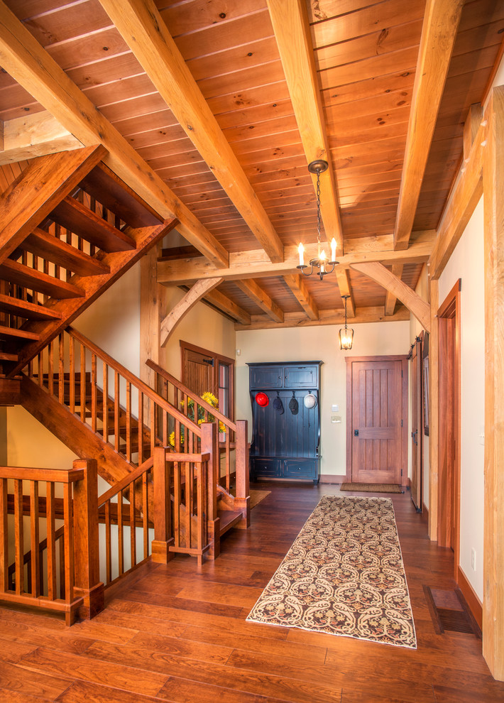 На фото: п-образная деревянная лестница в стиле кантри с деревянными ступенями с