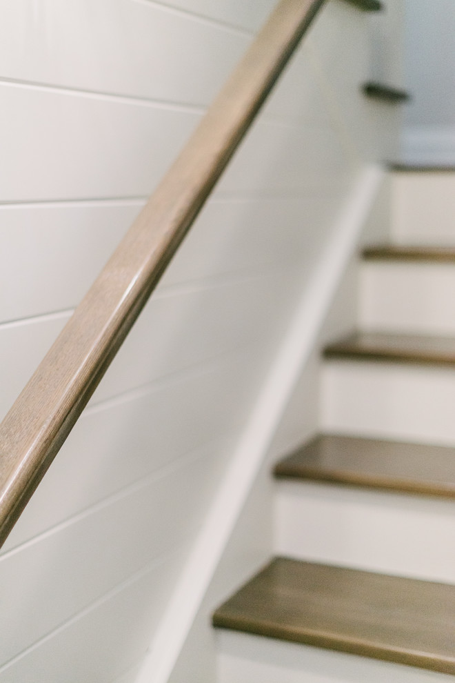 Идея дизайна: п-образная деревянная лестница среднего размера в морском стиле с деревянными ступенями и деревянными перилами