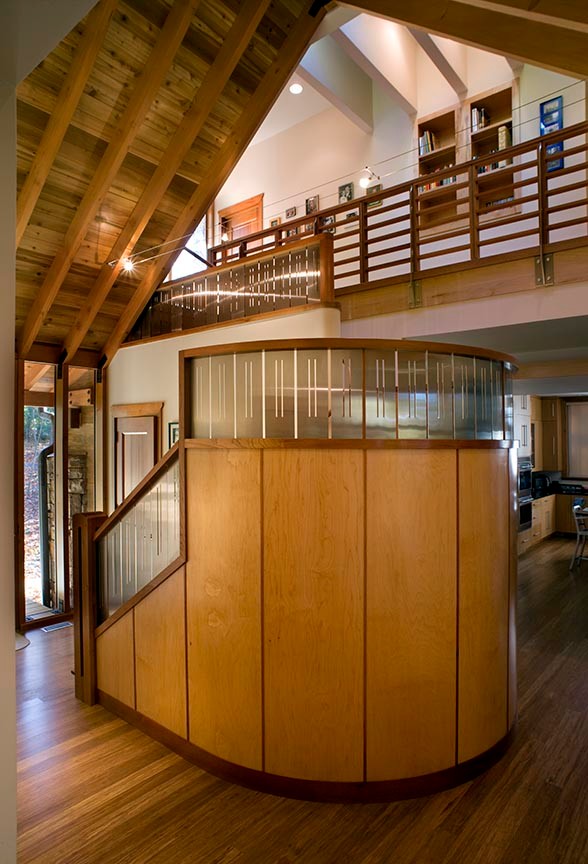 Источник вдохновения для домашнего уюта: большая изогнутая деревянная лестница в стиле рустика с деревянными ступенями и перилами из смешанных материалов