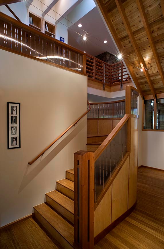 Ejemplo de escalera curva rural grande con escalones de madera, contrahuellas de madera y barandilla de varios materiales