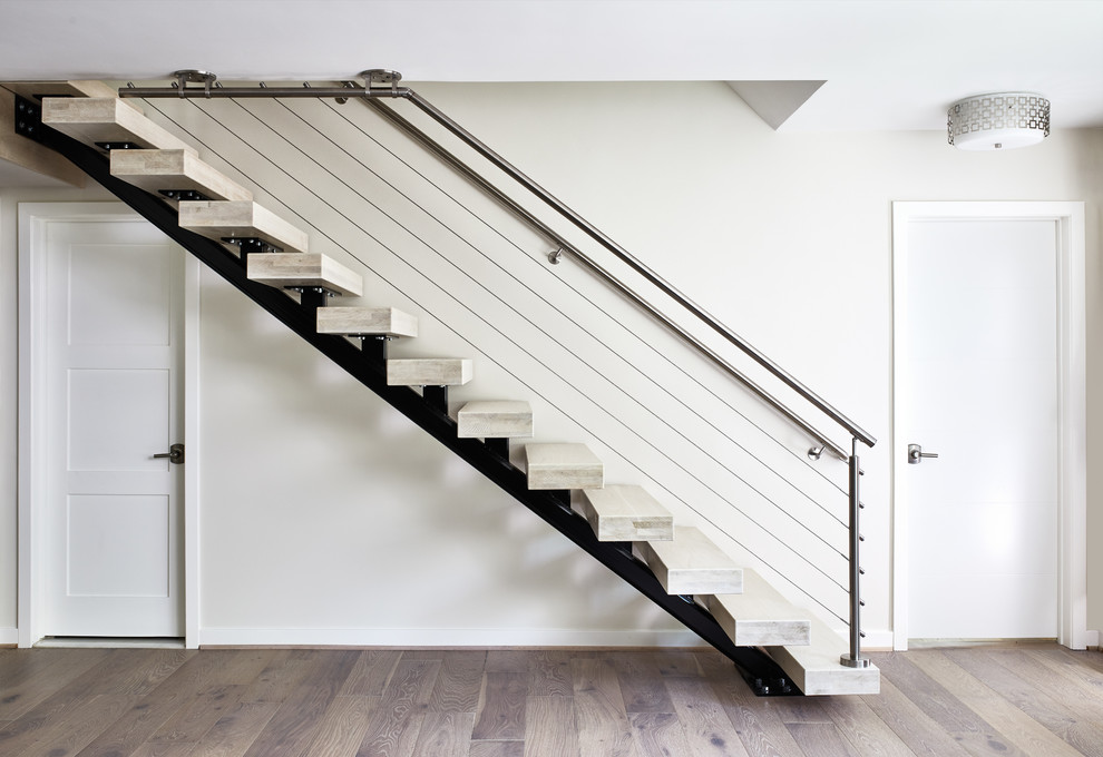 Diseño de escalera suspendida contemporánea de tamaño medio sin contrahuella con escalones de madera y barandilla de cable