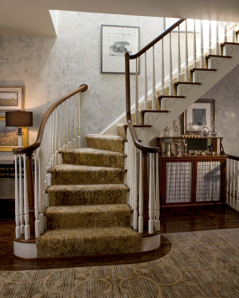 Свежая идея для дизайна: изогнутая лестница в классическом стиле с ступенями с ковровым покрытием и ковровыми подступенками - отличное фото интерьера