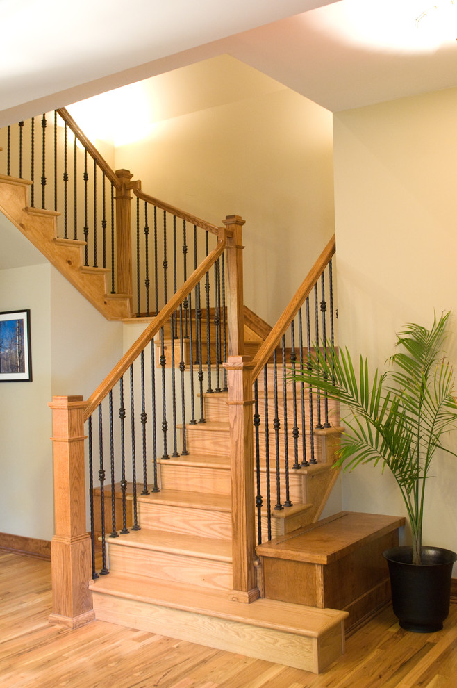 Свежая идея для дизайна: деревянная лестница в классическом стиле с деревянными ступенями - отличное фото интерьера