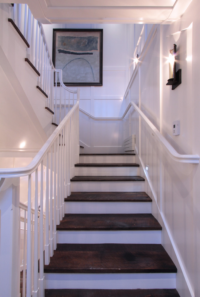 Idée de décoration pour un escalier nordique avec des marches en bois, des contremarches en bois et un garde-corps en bois.