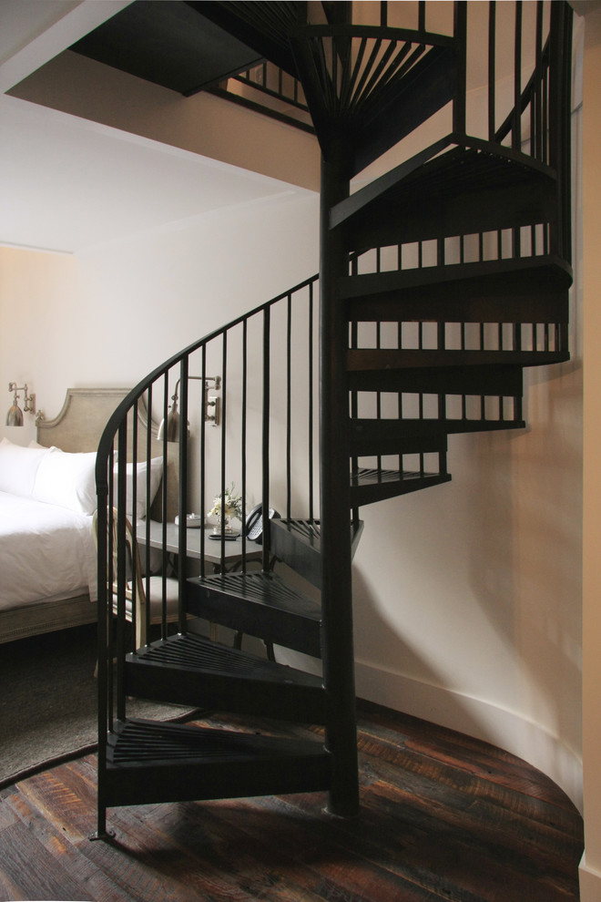 Стильный дизайн: изогнутая металлическая лестница в скандинавском стиле с деревянными ступенями и металлическими перилами - последний тренд