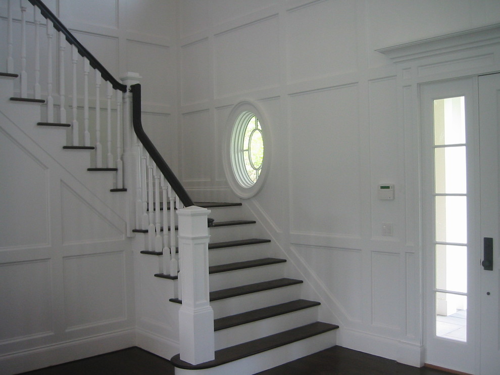 Стильный дизайн: угловая деревянная лестница в классическом стиле с деревянными ступенями - последний тренд