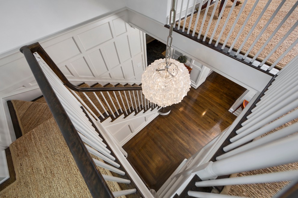 Foto de escalera en U clásica grande con escalones enmoquetados, contrahuellas enmoquetadas y barandilla de madera