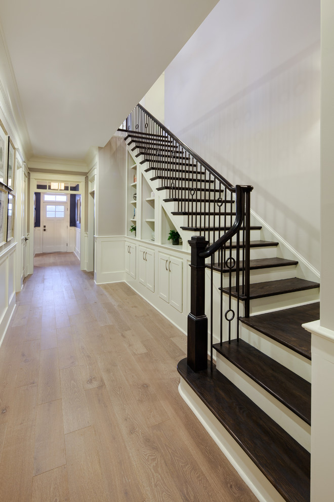 Стильный дизайн: угловая деревянная лестница в стиле неоклассика (современная классика) с деревянными ступенями - последний тренд