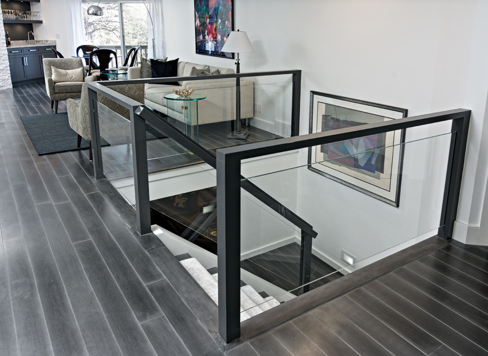 Diseño de escalera en U contemporánea de tamaño medio con escalones de madera, contrahuellas de madera y barandilla de varios materiales