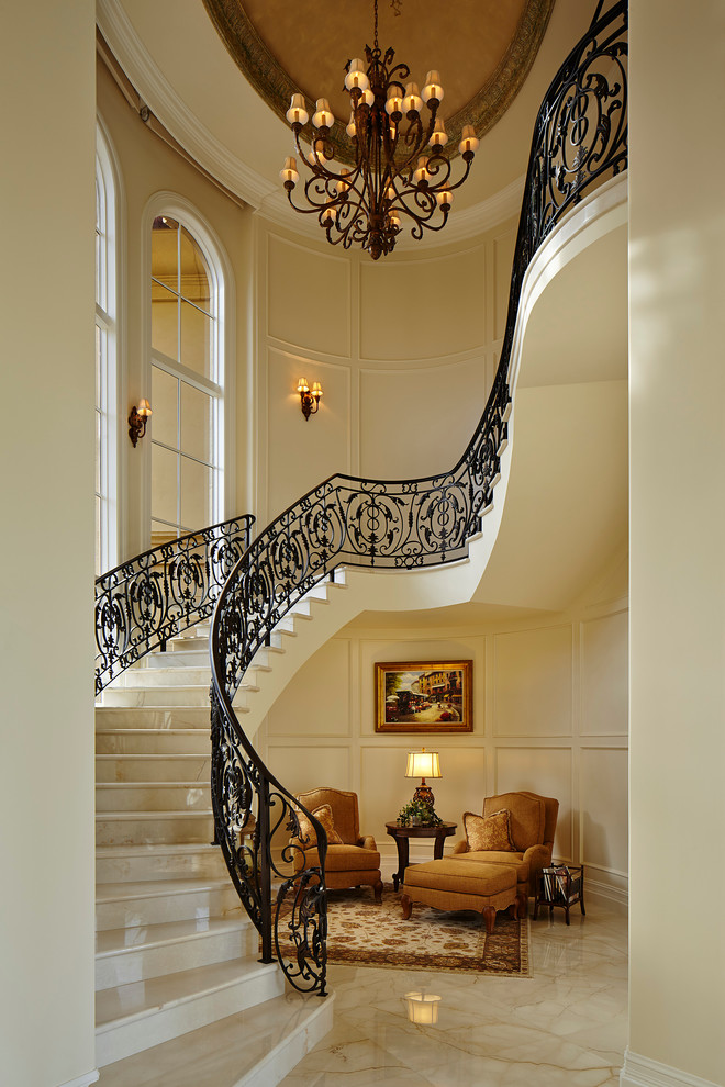 На фото: изогнутая лестница в средиземноморском стиле с металлическими перилами