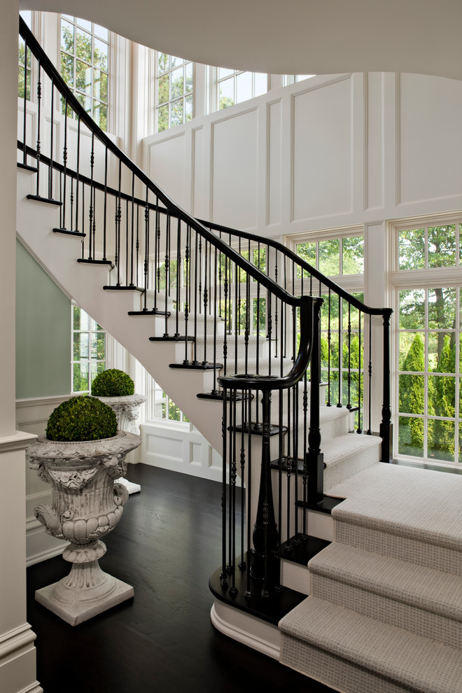 Идея дизайна: изогнутая лестница в классическом стиле с деревянными ступенями