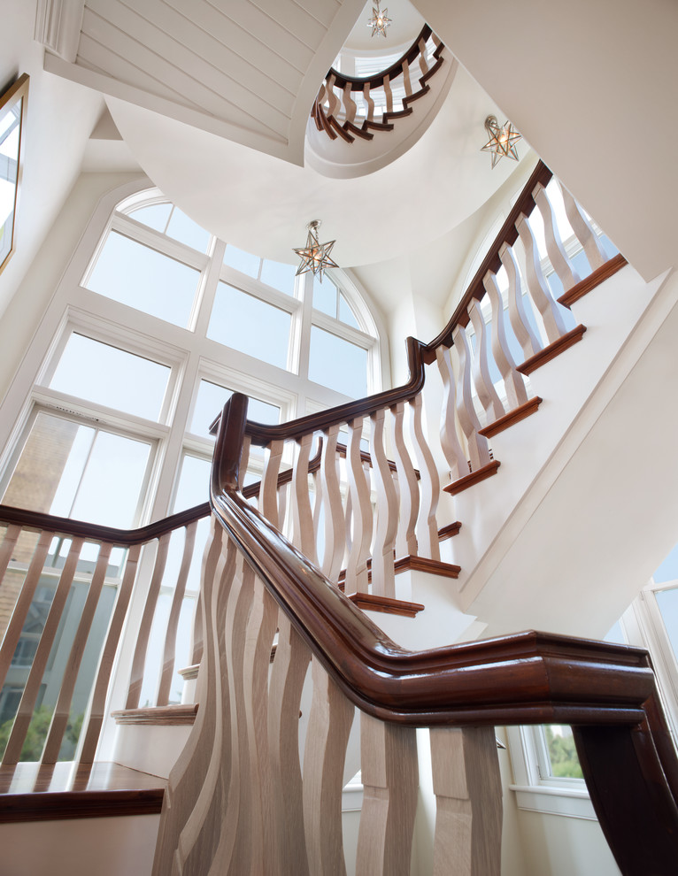 На фото: лестница в морском стиле с деревянными ступенями