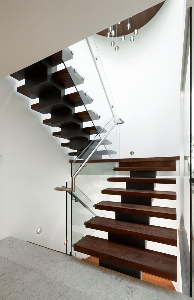 Cette photo montre un escalier sans contremarche tendance avec des marches en bois et éclairage.