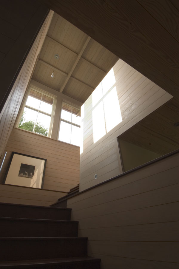 Ejemplo de escalera en L contemporánea de tamaño medio con escalones de madera pintada y contrahuellas de madera pintada