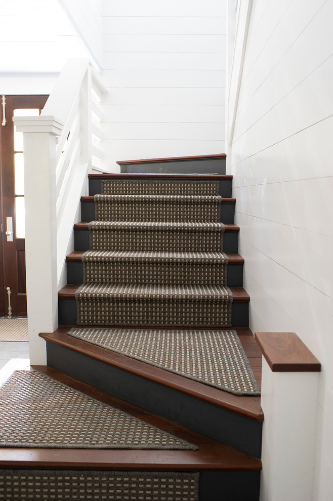 Идея дизайна: п-образная лестница в стиле неоклассика (современная классика) с деревянными ступенями и крашенными деревянными подступенками