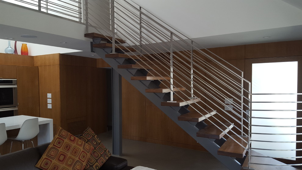 Свежая идея для дизайна: угловая лестница среднего размера в современном стиле с деревянными ступенями без подступенок - отличное фото интерьера