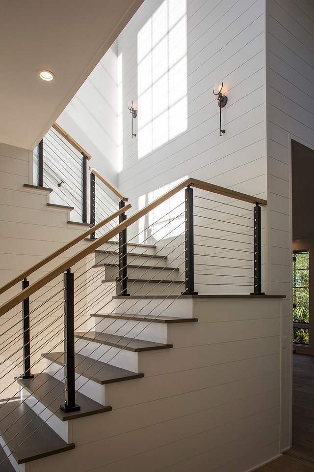 Mittelgroße Moderne Holztreppe in L-Form mit Holz-Setzstufen in Charleston