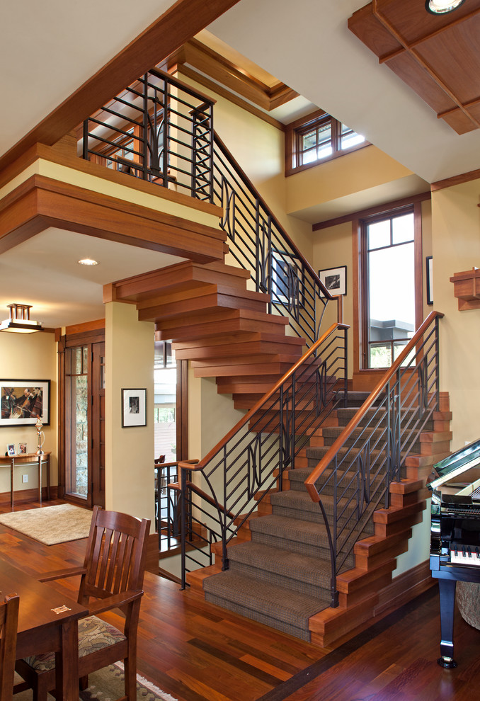 Imagen de escalera en U de estilo americano con escalones de madera y contrahuellas de madera