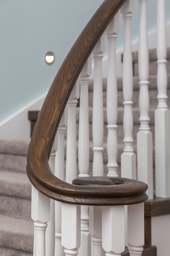 Imagen de escalera curva tradicional extra grande con escalones enmoquetados y contrahuellas enmoquetadas