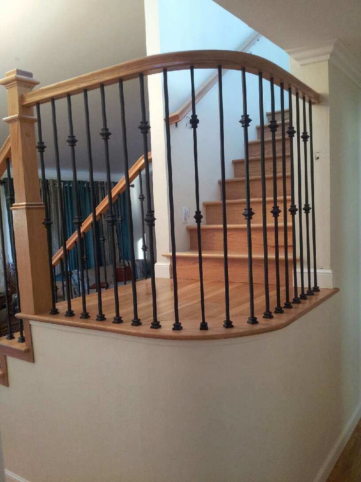 Foto de escalera en L actual de tamaño medio con escalones de madera y contrahuellas de madera