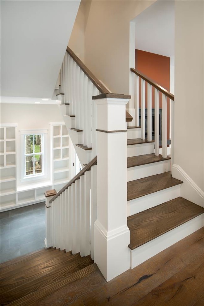 Источник вдохновения для домашнего уюта: п-образная лестница среднего размера в стиле кантри с деревянными ступенями, крашенными деревянными подступенками и деревянными перилами