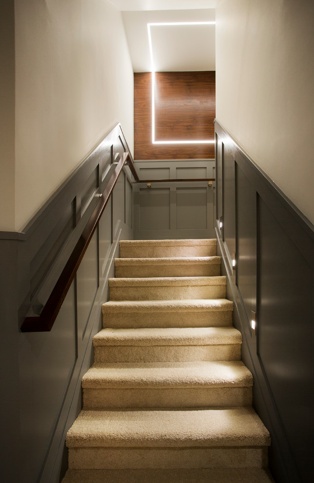 Idée de décoration pour un escalier tradition en L de taille moyenne avec des marches en moquette et des contremarches en moquette.