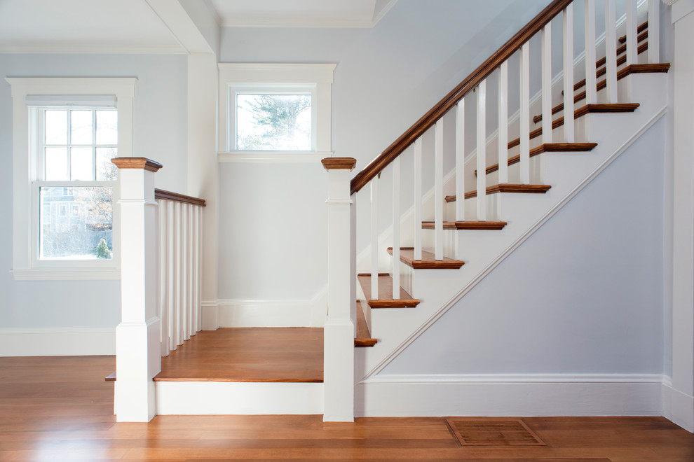 Imagen de escalera recta tradicional renovada de tamaño medio con escalones de madera, contrahuellas de madera pintada y barandilla de madera