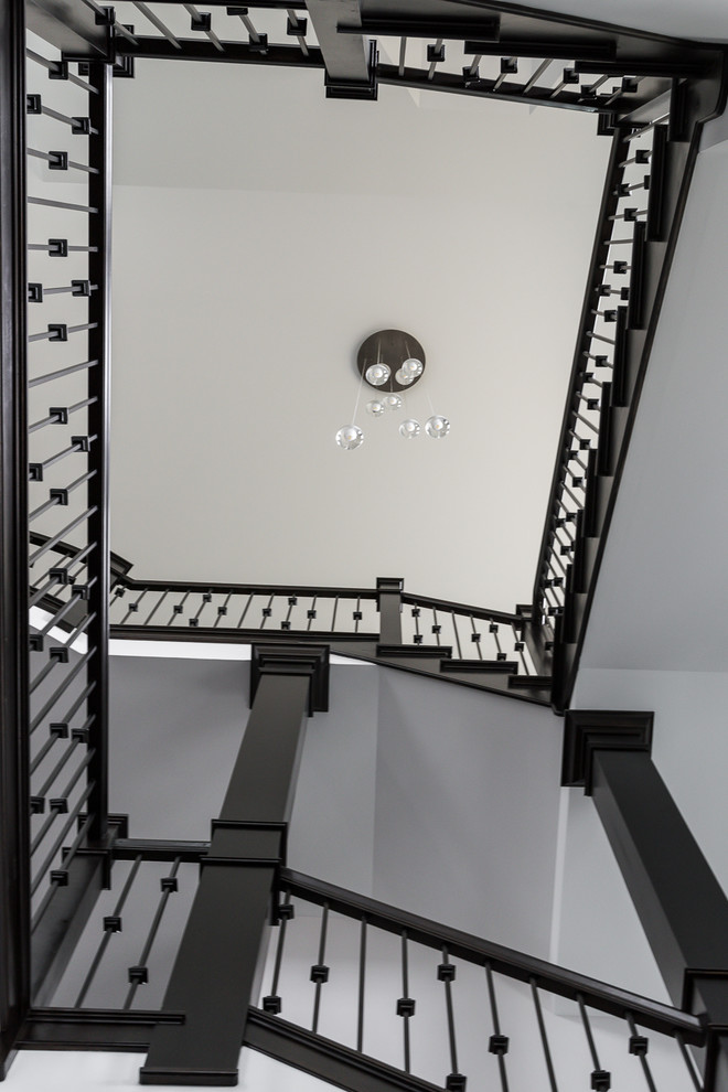 Свежая идея для дизайна: большая винтовая лестница в стиле неоклассика (современная классика) с деревянными ступенями и деревянными перилами - отличное фото интерьера