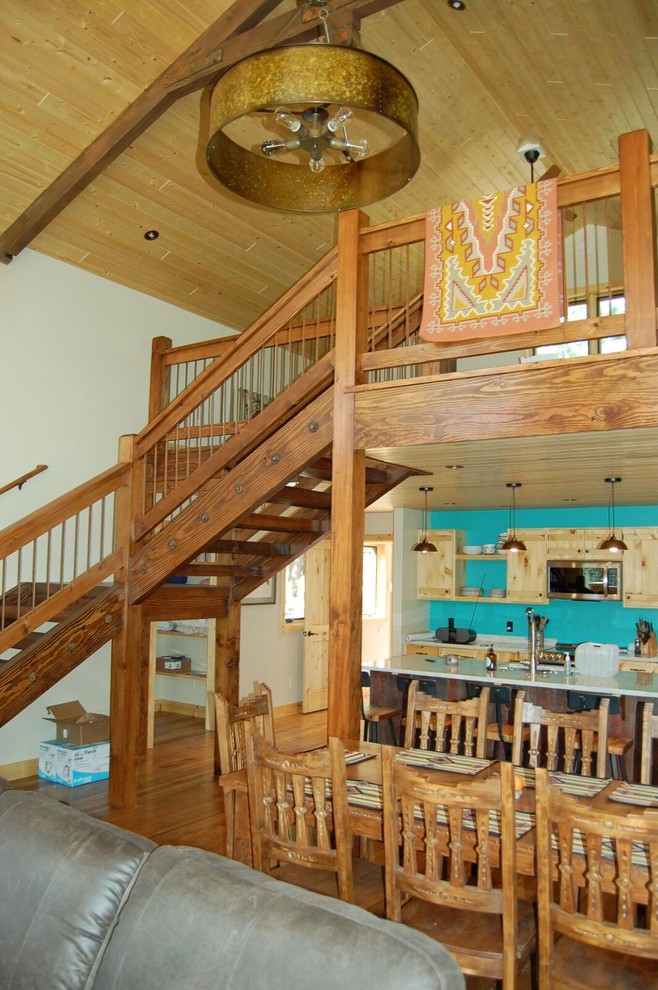 На фото: п-образная лестница среднего размера в стиле рустика с деревянными ступенями и деревянными перилами без подступенок