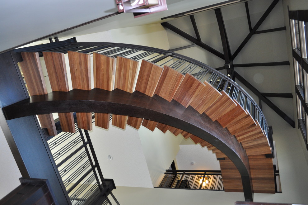 Inspiration för en mellanstor amerikansk svängd trappa i trä, med öppna sättsteg
