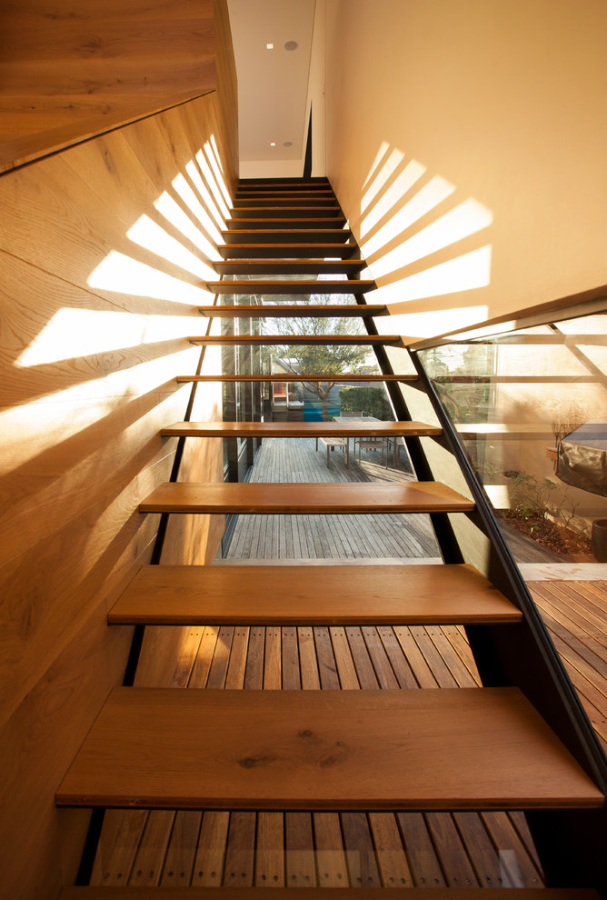 Foto på en funkis rak trappa i trä, med öppna sättsteg