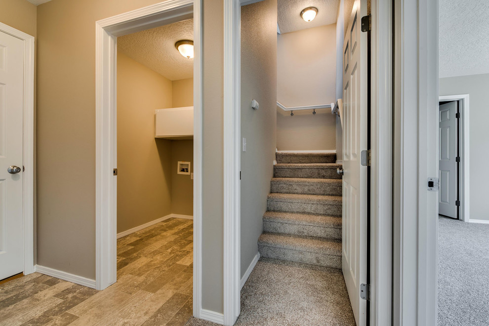Cette photo montre un petit escalier chic en L avec des marches en moquette, des contremarches en moquette et éclairage.