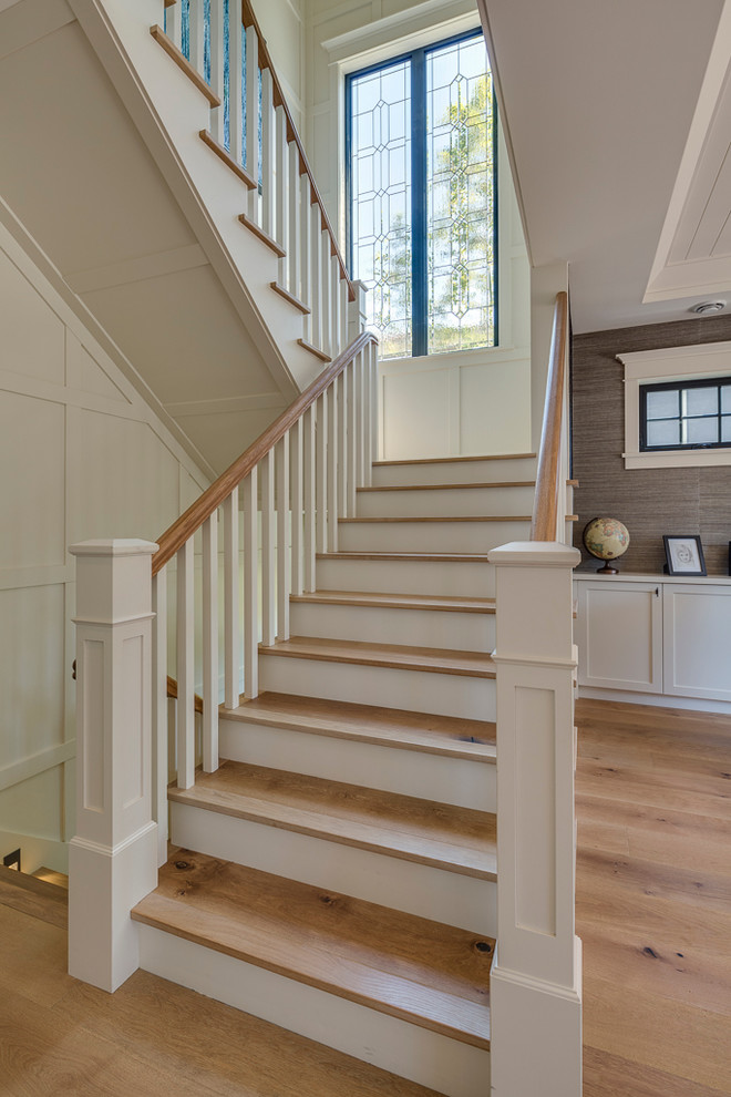 На фото: п-образная лестница среднего размера в стиле кантри с деревянными ступенями и крашенными деревянными подступенками с