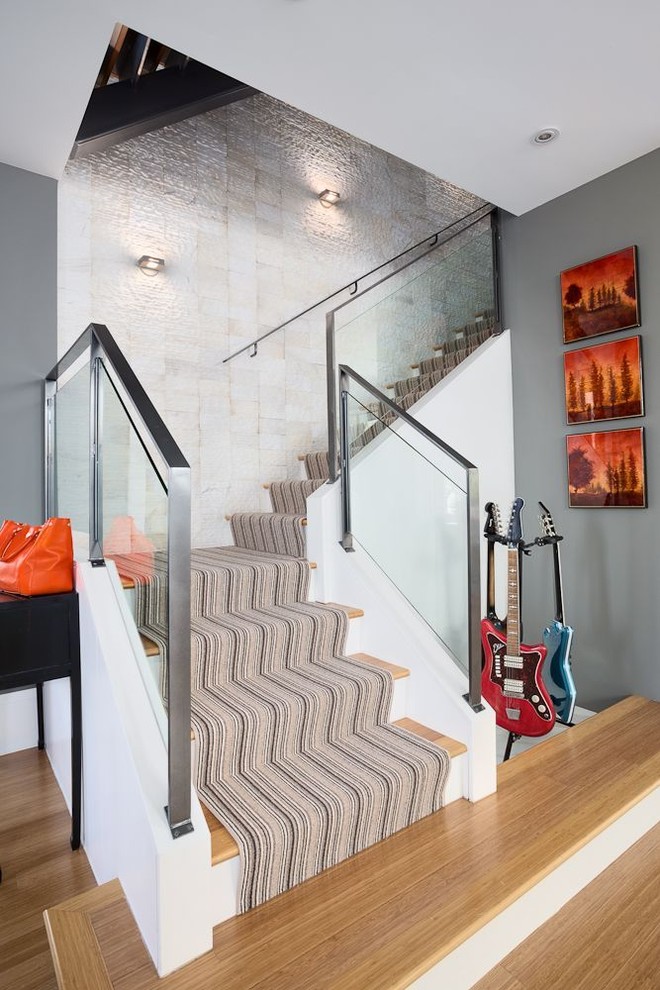 Moderne Treppe in L-Form mit Teppich-Treppenstufen und Teppich-Setzstufen in Vancouver