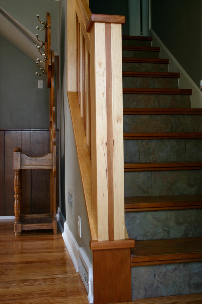 Idée de décoration pour un escalier droit craftsman de taille moyenne avec des marches en bois et des contremarches carrelées.
