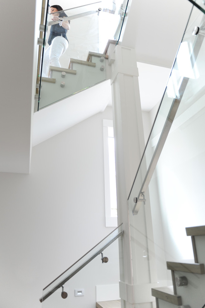 Стильный дизайн: п-образная лестница в современном стиле с деревянными ступенями и металлическими перилами - последний тренд