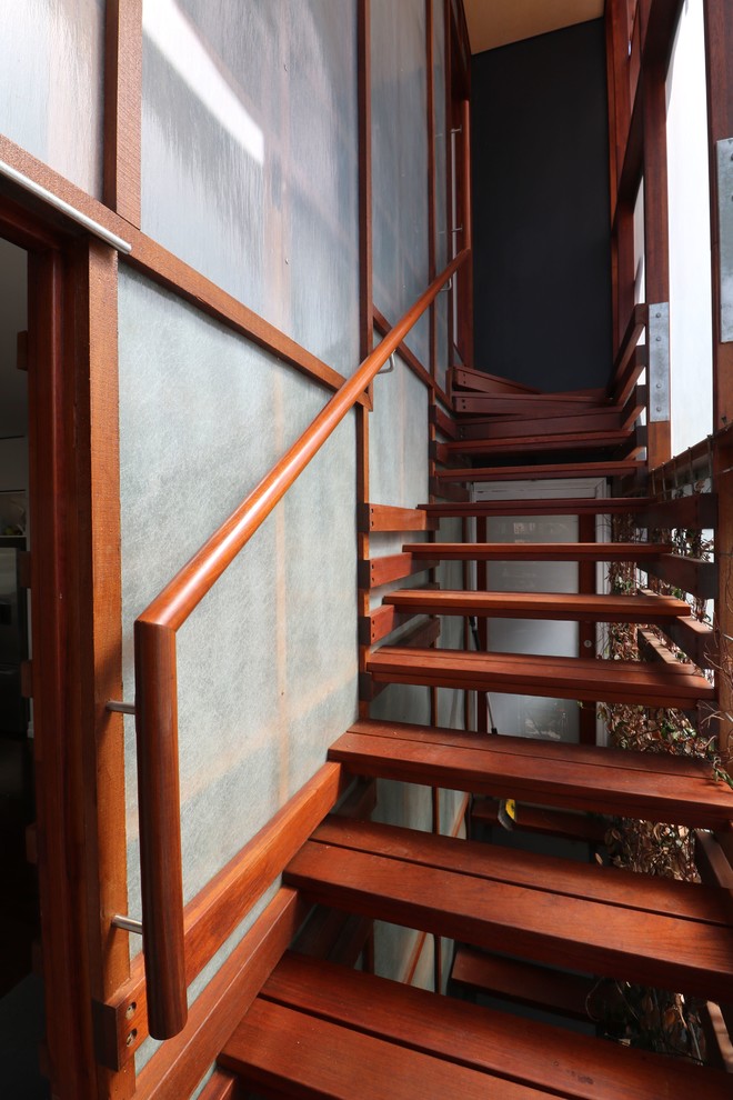 ブリスベンにあるコンテンポラリースタイルのおしゃれな階段の写真