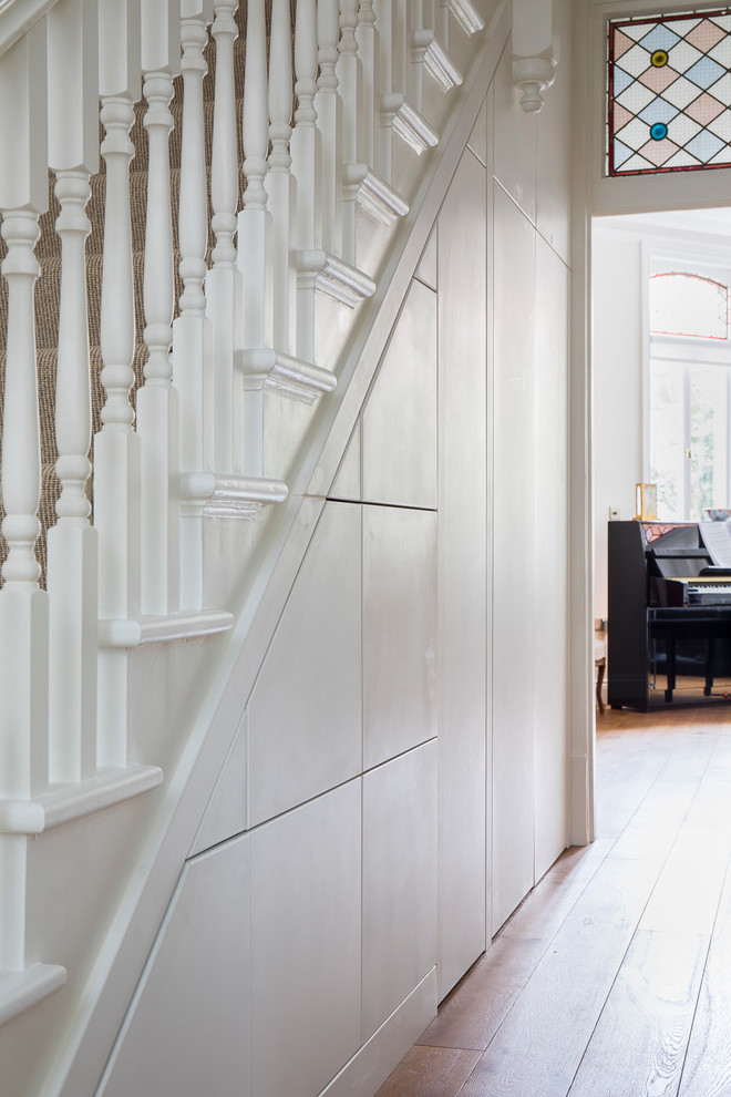 Imagen de escalera recta clásica pequeña con escalones enmoquetados, contrahuellas enmoquetadas y barandilla de madera