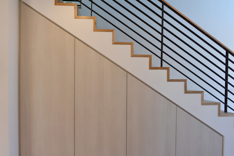 Идея дизайна: прямая деревянная лестница в стиле модернизм с деревянными ступенями
