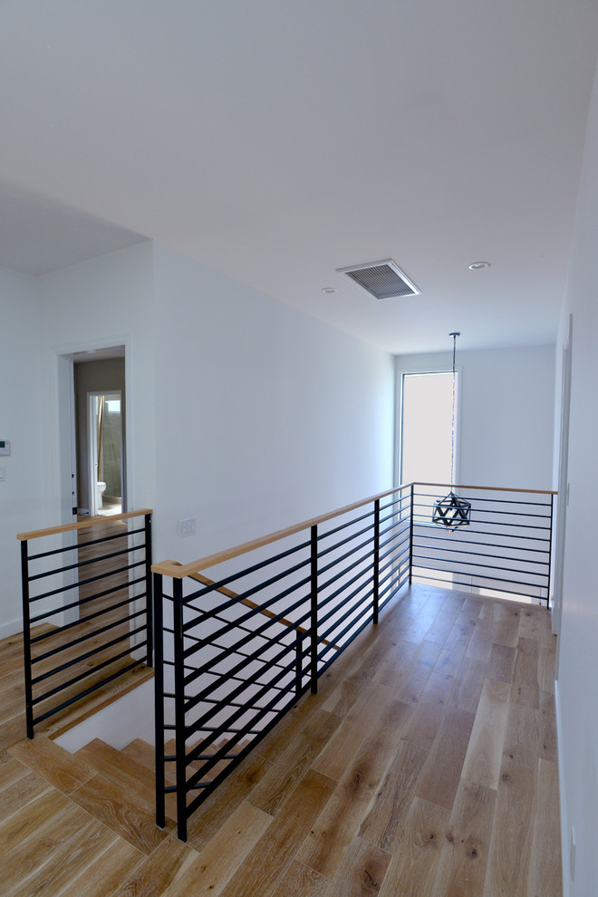 Diseño de escalera recta minimalista con escalones de madera y contrahuellas de madera