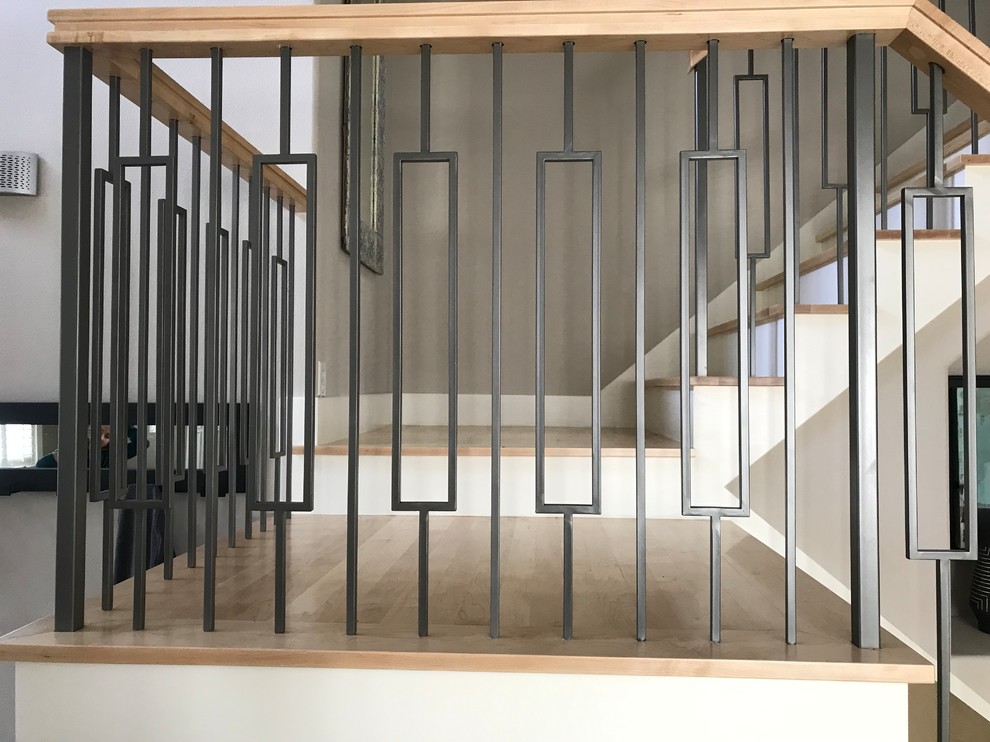 Источник вдохновения для домашнего уюта: большая п-образная деревянная лестница в стиле модернизм с деревянными ступенями и перилами из смешанных материалов