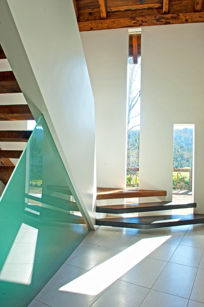 Foto de escalera suspendida moderna de tamaño medio sin contrahuella con escalones de metal