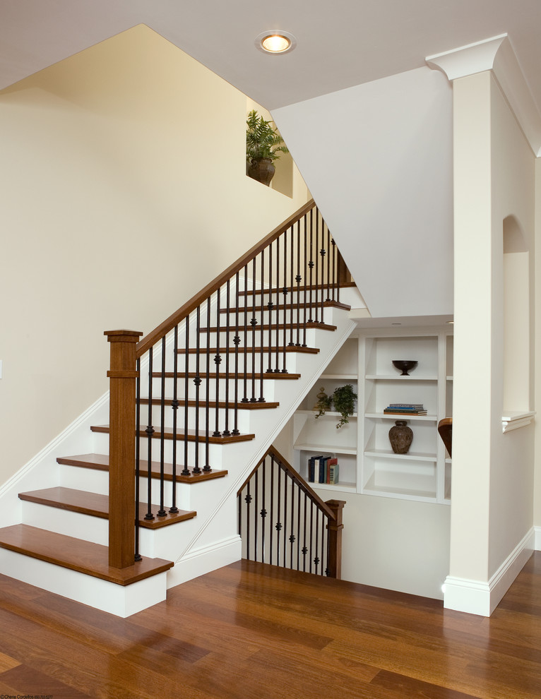 Свежая идея для дизайна: п-образная лестница в стиле неоклассика (современная классика) с деревянными ступенями и крашенными деревянными подступенками - отличное фото интерьера