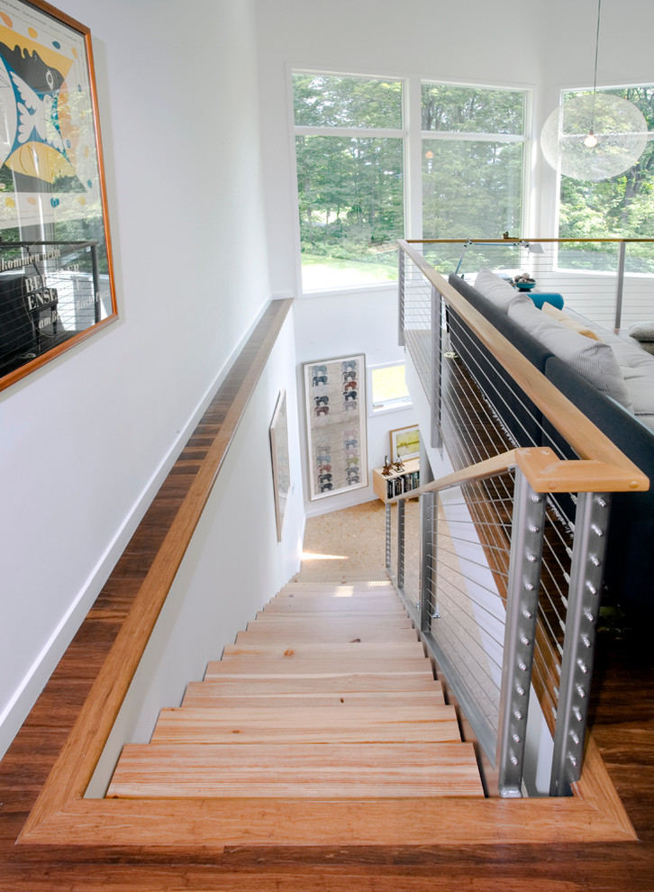 Imagen de escalera recta actual con escalones de madera y barandilla de cable